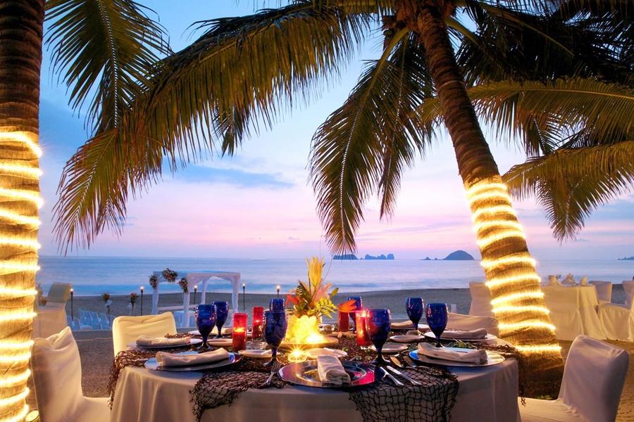 Emporio Ixtapa Hotel Ixtapa  Exterior photo A beachside dinner at the Royal Paradise Hotel & Spa
