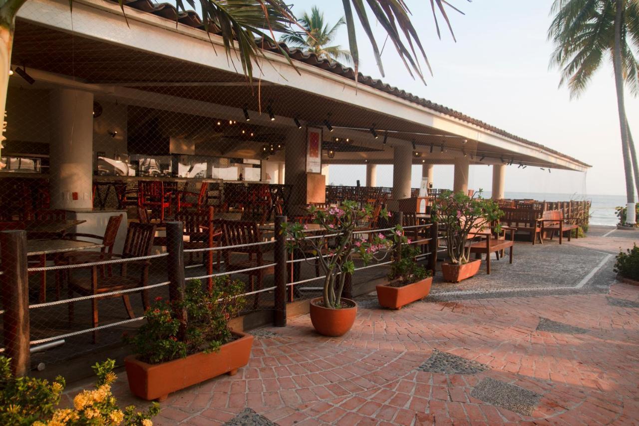 Emporio Ixtapa Hotel Ixtapa  Exterior photo The restaurant at the beach