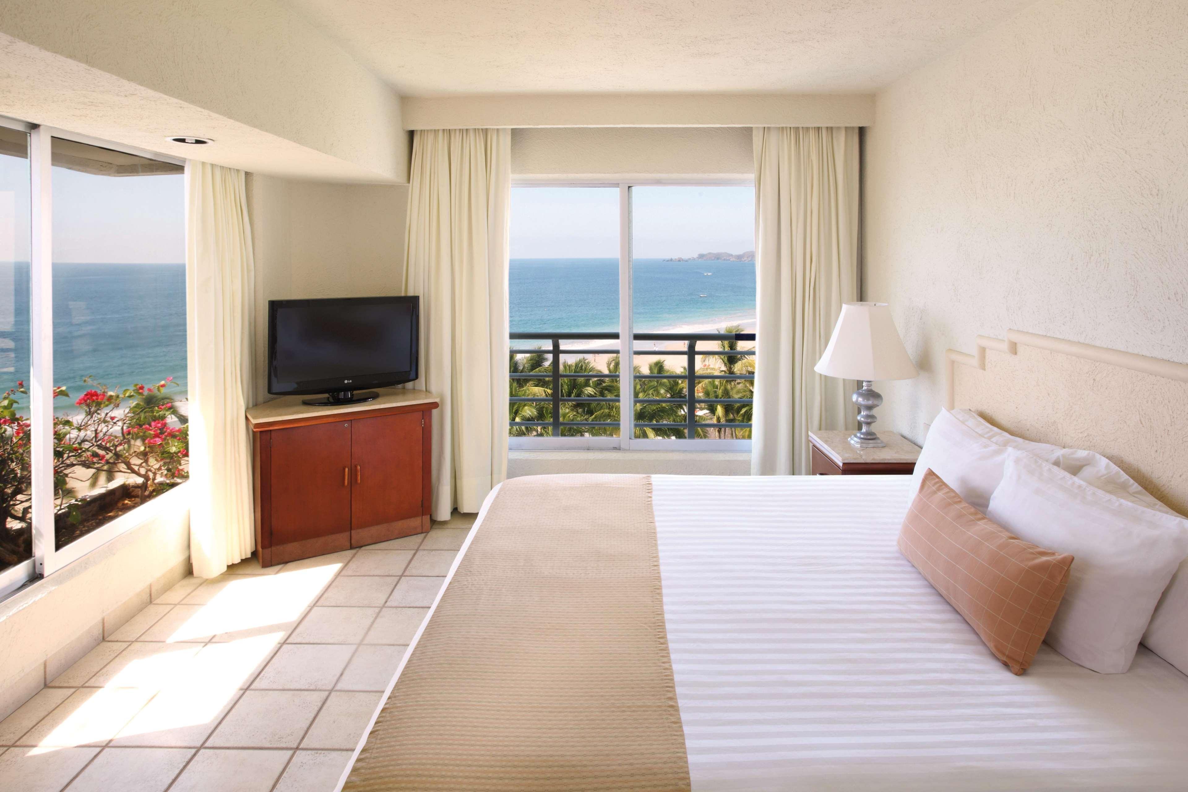 Emporio Ixtapa Hotel Ixtapa  Exterior photo A bedroom at the Hilton Athens