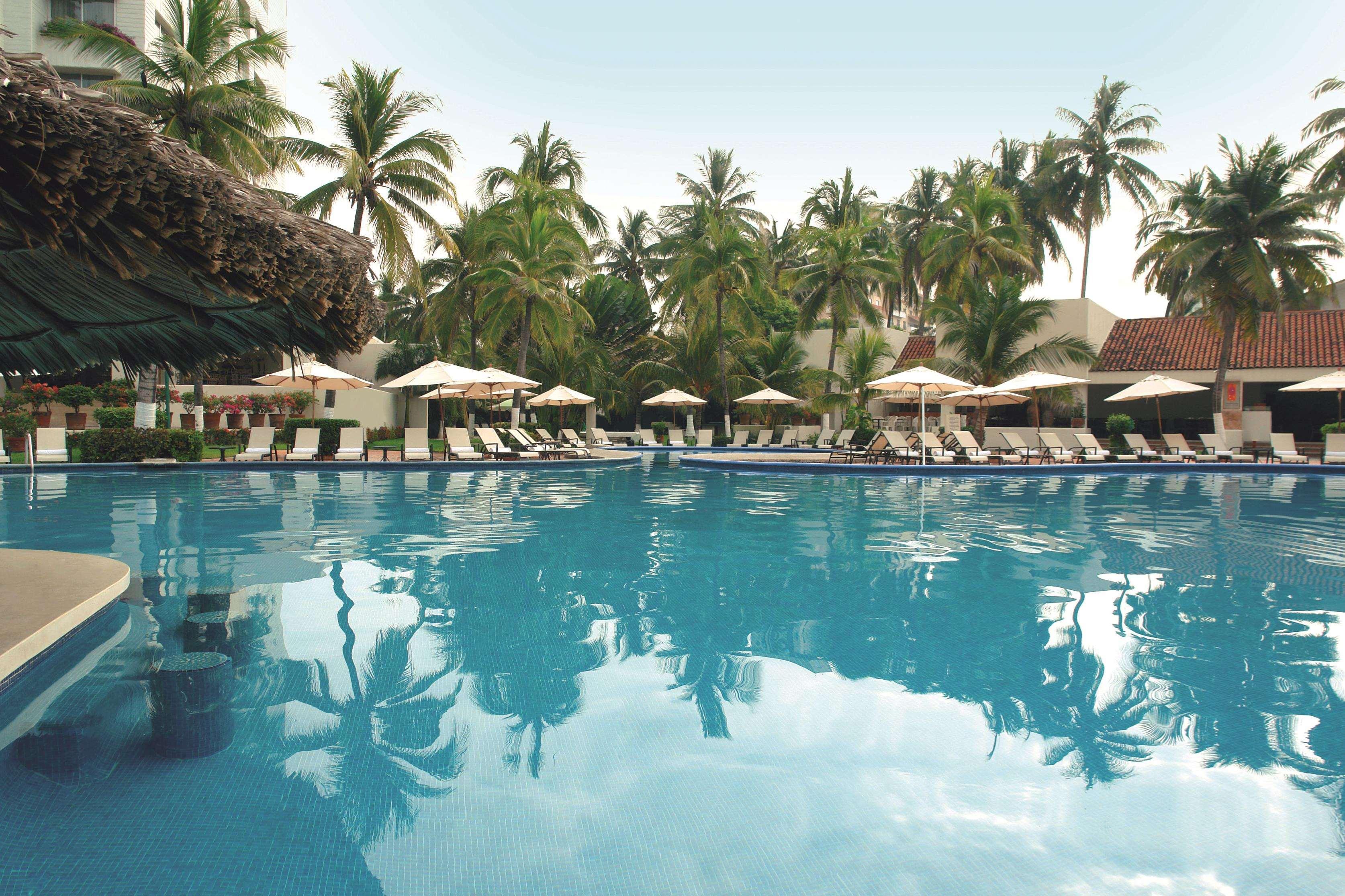 Emporio Ixtapa Hotel Ixtapa  Exterior photo The pool at the Royal Palm Beach Hotel